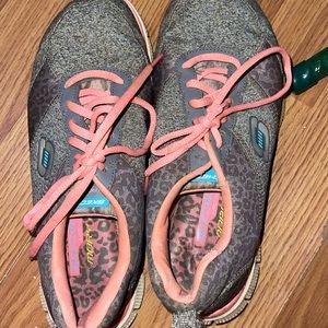 Women’s sketchers size 7